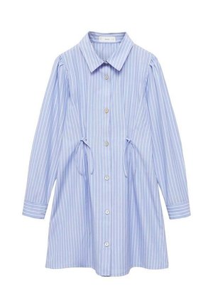 Světle modré šaty košilového střihu s bílými a levandulovými vertikálními pruhy. Mají špičatý límec, dlouhé rukávy, zapínání na knoflíky vpředu a šňůrku v pase.