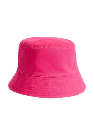 Felroze katoenen bucket hat met gestikte rand en ventilatiegaatjes op witte achtergrond.