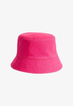 Felroze katoenen bucket hat met gestikte rand en ventilatiegaatjes op witte achtergrond.