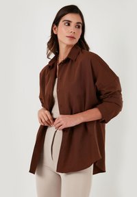 LELA Užsagstoma palaidinė - brown