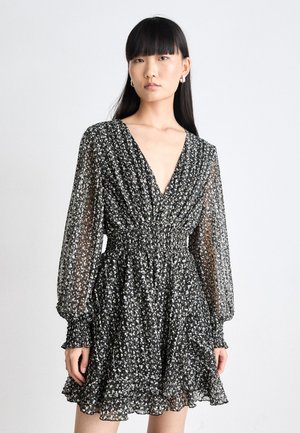 Schwarzes Blumenkleid mit durchsichtigen langen Ärmeln, V-Ausschnitt, gerafftem Taillenbereich und gerafftem Saum. Hergestellt aus leichtem, strukturiertem Stoff.