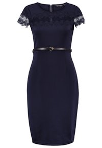 Robe bleu marine longueur genou avec manches courtes en dentelle, empiècement en dentelle florale, taille cintrée et fine ceinture noire avec boucle dorée.