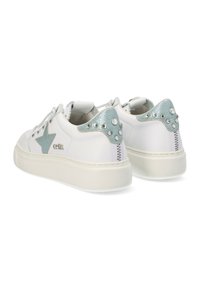 Zapatillas blancas con una estrella y acentos en el talón de color azul claro, con detalles de tachuelas y una suela gruesa blanca. Material de cuero suave.
