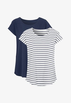 Twee t-shirts: de ene effen marineblauw, de andere wit met marineblauwe horizontale strepen. Beide hebben korte mouwen en een ronde hals.