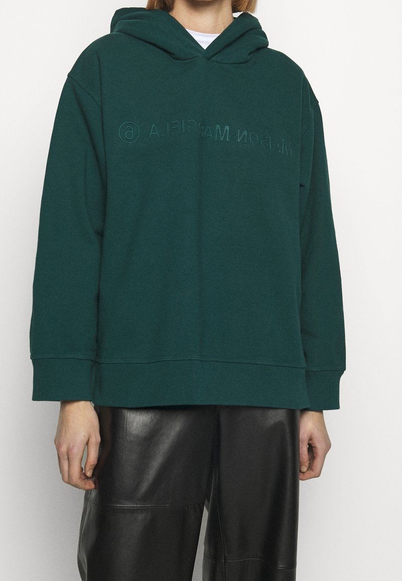 Grön huvtröja med en känguruficka, huva och präglad logotext. Tillverkad av mjukt material, med en avslappnad passform och ribbade ärmslut.