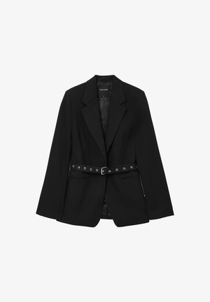 Schwarzer Blazer mit tailliertem Design, ausgestattet mit einem Taillengürtel mit silbernen Ösen, Spitzrevers und zwei vorderen Taschen. Glatte Stoffstruktur.