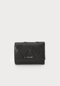 Černá kožená peněženka s prošívaným diamantovým vzorem, s stříbrným logem Calvin Klein na přední straně a elegantním zavíráním na klopu.