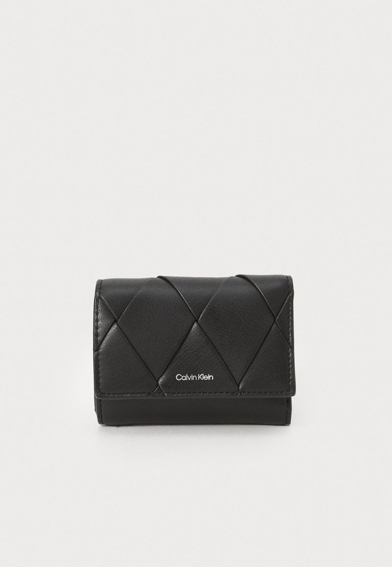 Portefeuille en cuir noir avec un motif à losanges matelassés, présentant un logo Calvin Klein en argent sur le devant et une fermeture à rabat élégante.