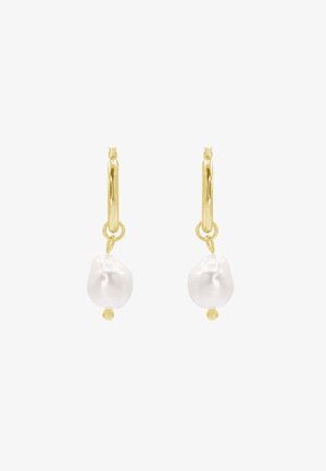 Gullring med hvite irregulære perler hengende fra en liten gullperle, med en polert finish og glatt tekstur.