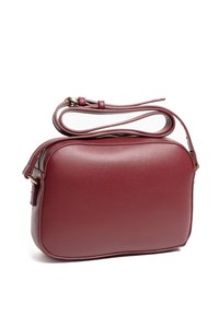 Czerwona skórzana torebka na ramię o gładkiej fakturze, prostokątnym kształcie i regulowanym pasku. Wyposażona w złoty zamek błyskawiczny i tłoczone zdobienia.