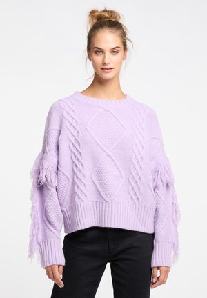 Lila gestrickter Pullover mit Kabel- und Diamantmustern, der Fransenakzente an den Ärmeln und einen gerippten Saum aufweist.
