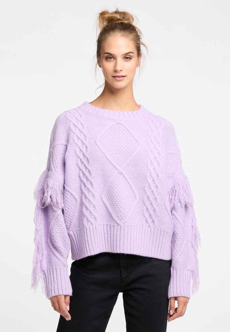 Lila gestrickter Pullover mit Kabel- und Diamantmustern, der Fransenakzente an den Ärmeln und einen gerippten Saum aufweist.