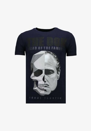 Navyblauw T-shirt met grafische halve schedel en halve mannenkop, tekst boven leest "THE DON HEAD OF THE FAMILY,", tekst onder leest "LOCAL FANATIC."