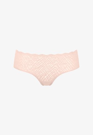 Lichtroze kanten hipster slip met gegolfde randjes en een halftransparant bloemmotief op een witte achtergrond.