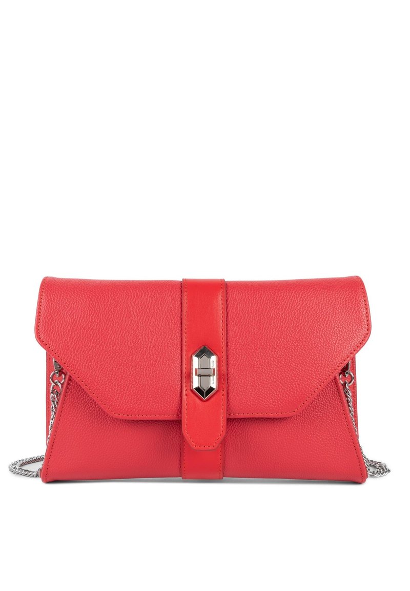 Röd läderclutch med en texturerad yta, vikbar flik, silverdetaljer och en kedjesnodd. Centralt dekorativt låsdetalj.