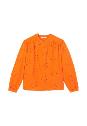 Blouse orange vif à manches longues avec encolure ronde, boutonnage devant, épaules froncées et motifs floraux ajourés sur l'ensemble.