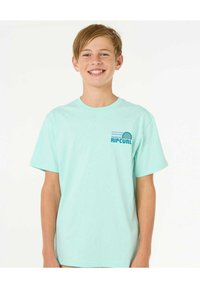 Camiseta de algodón de color azul claro con mangas cortas. Presenta un pequeño logo frontal en un azul más oscuro, que muestra el nombre de la marca "RIPCURL."