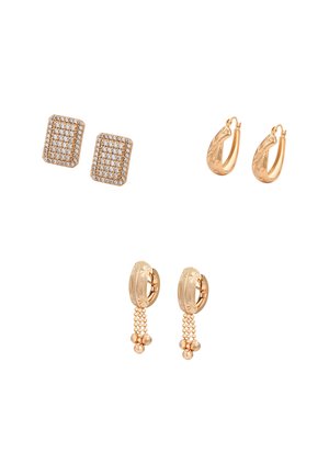Tre par guldsmykker: rektangulære ørestikker med små klare sten, teksturerede øreringe i ringform og teksturerede øreringe med hængende guldkæder med perler.