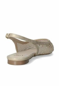 Sandal in beige chiaro con parte superiore in rete, cinturino alla caviglia regolabile e tacco basso. Presenta una suola liscia e una texture sottile.