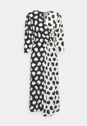 Abito lungo avvolgente con design a spacco, composto da sezioni nere e bianche, ognuna decorata con motivi astratti a contrasto. Le maniche lunghe sono incluse.