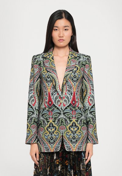 Blazer sur mesure en noir avec un motif paisley coloré. Doté d'un décolleté en V profond, de manches longues et d'une coupe structurée.