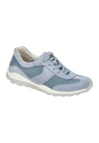 Zapatilla deportiva de color azul claro, fabricada en ante y malla. Presenta una puntera redondeada, cordones y una suela blanca texturizada con un diseño de amortiguación.