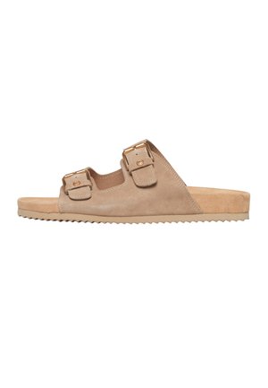 Zamszowy, jasnobrązowy sandał na płaskiej podeszwie z dwoma regulowanymi paskami i klamrami w kolorze złotym, podeszwa z teksturowanym bieżnikiem.