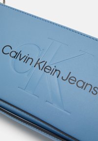 Calvin Klein Jeans SCULPTED SHOULDER POUCH MONO - Ručna torba - dusk blue