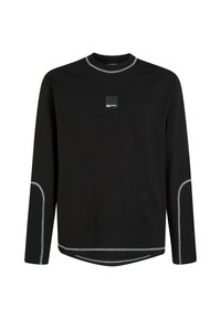 Fekete, hosszú ujjú pamut póló, kerek nyakkivágással, kontrasztos fehér varrással és egy kis négyzet alakú logóval a mellkasán.