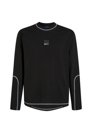 Črna majica z dolgimi rokavi iz bombaža, ki ima okroglo ovratnico, kontrastno belo šivanje in majhen kvadraten logotip na prsih.