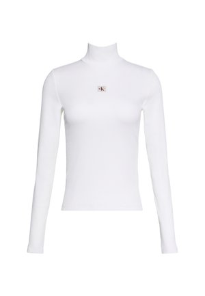 Witte top met lange mouwen en col met een klein Calvin Klein-logo geborduurd in het midden van de borst op een effen witte achtergrond.