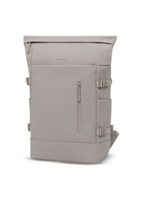 Lichtgrijze rugzak met oprolbare bovenkant, voorvak met rits, zijbanden en het "KAPTEN & SON"-logo op het bovenste voorpaneel.