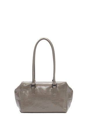 Sac à main en cuir verni gris avec deux longues poignées, de forme rectangulaire et des accents cousus. Présente un logo embossé sur le devant.