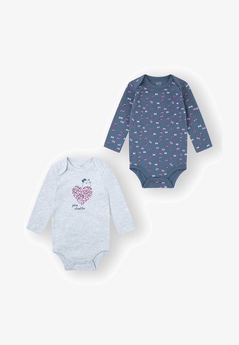 Dos bodis de manga larga: uno gris claro con un gráfico de corazón, y otro azul oscuro con un estampado de lazos rosas. Ambos hechos de algodón suave.