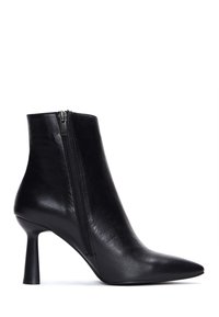 Stivale in pelle nera alla caviglia con punta affusolata, progettato con una cerniera laterale e un tacco a stiletto. Texture liscia e silhouette elegante.