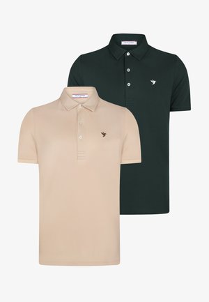 Twee poloshirts: de ene beige met een klein vogel logo en drie knopen, de andere donkergroen met een vergelijkbaar logo en twee knopen, beide met korte mouwen.