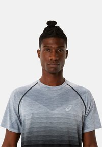 Lightweight athletic shirt with a gradient design, transitioning from light gray to black. Features short sleeves and a round neckline.