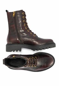 Bordowe botki skórzane z wzorem krokodyla, z złotymi oczkami, sznurowaniem z przodu, zamkiem błyskawicznym z boku i masywną czarną gumową podeszwą.