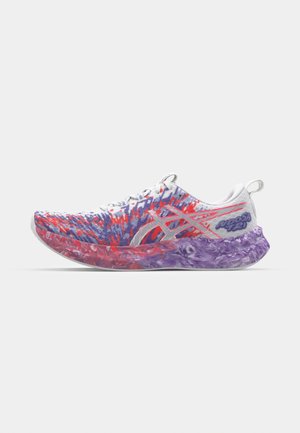 Laufschuh mit einem weißen Mesh-Obermaterial, das rote und lila abstrakte Muster aufweist, einer gepolsterten lila Sohle und reflektierenden silbernen Akzenten.