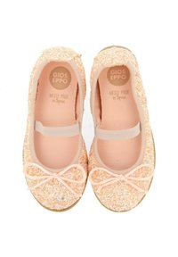 Bailarinas de color rosa pálido con parte superior de purpurina brillante, tirante elástico y detalle de lazo. Forro interior suave y suela de goma plana.