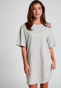 Lys grå oversized t-skjortekjole med korte ermer, laget av myk bomullsblanding, med rund hals og avslappet passform.