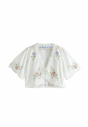 Balta īsroku kultūra blūze ar mežģīņu apdari un rozā un zilām ziedu izšuvumiem, ar priekšpuses sasienamo aizdari.