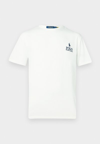Λευκό βαμβακερό μπλουζάκι με στρογγυλή λαιμόκοψη, κοντά μανίκια και μπλε λογότυπο "POLO Ralph Lauren" στο αριστερό στήθος.