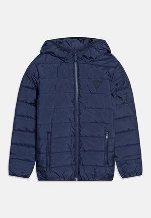 Marine blauwe pufferjack met capuchon, gewatteerd ontwerp, vooraan een rits en twee ritszakken aan de zijkanten. Bevat een klein logo op de borst.