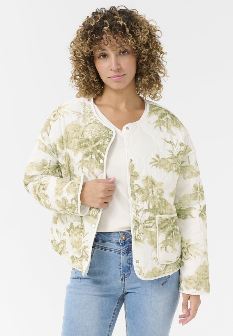 Veste matelassée blanche avec imprimé botanique vert, dotée d'un col rond, d'une fermeture à pression à l'avant et de poches latérales. Texture de tissu douce.