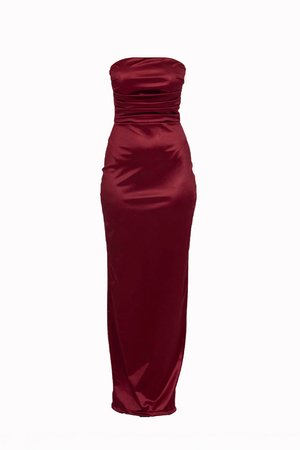 Strapless bordeaux kveldskjole med rynkedetaljer ved bysten, laget av glatt, blankt stoff, med en tettsittende, gulvlengde silhuett.