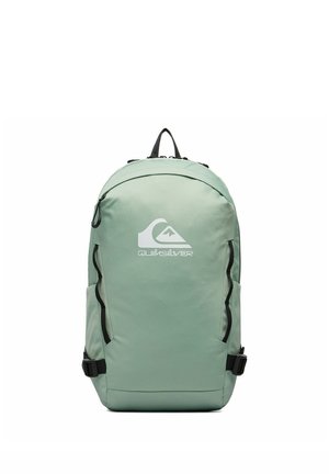 Lysegrøn Quiksilver rygsæk med frontlynlåslomme, sidelommer og sort hank på toppen.