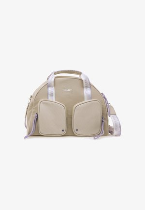 Bolso beige con forma redondeada; presenta dos bolsillos frontales texturizados y acentos morados. Incluye asas dobles y una correa desmontable.