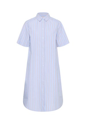 Robe chemise à manches courtes bleu clair avec rayures verticales rouges et blanches, boutonnée à l'avant avec un col pointu, présentée sur fond blanc.