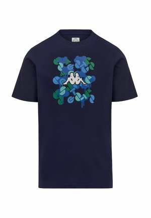 Maglietta a maniche corte blu navy con un design astratto centrale in forme blu e verdi e un logo bianco di due figure sedute schiena contro schiena.